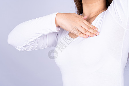 乳房肿块女性手做乳房自我检查 以检查灰色背景下的肿块和乳腺癌迹象 广告概念的医疗 保健女士危险疾病解剖学疯牛测试护理药品疼痛考试背景