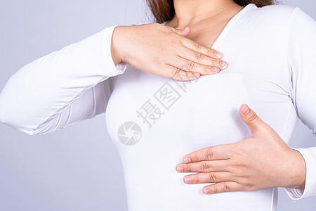女性手做乳房自我检查 以检查灰色背景下的肿块和乳腺癌迹象 广告概念的医疗 保健病人女士护理身体丝带测试疾病皮肤考试疯牛图片