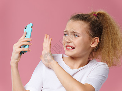 拥有手机的女孩手握电话 技术通讯的情绪图片