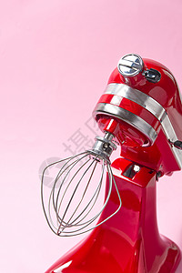 红厨房搅拌机是粉红色背景的处理器用具烹饪家庭电器器具反射烘烤打浆机小路图片