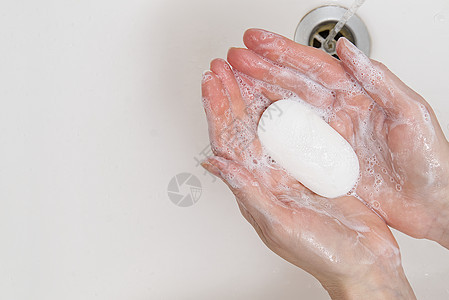 手中的抗菌肥皂 肥皂手 用肥皂和水洗手 冠状病毒预防 COVID19 冠状病毒流行期间的病毒保护概念气泡起重机清洁度卫生间洗澡男图片