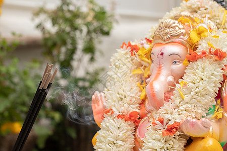 在或vinayaka节庆仪式期间 在Vinayaka或Ganesha勋爵面前拜拜的Incense或arbatti木棍图片