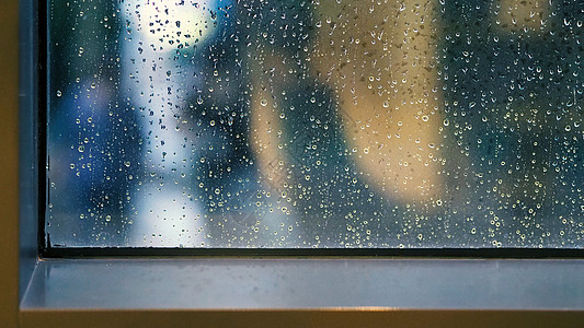 玻璃窗框上的雨滴纹理风暴天气蓝色下雨城市房间季节咖啡店液体框架图片