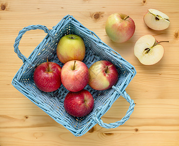 蓝木篮中的红苹果红色盒子水果柳条桌子蓝色正方形食物乡村季节图片