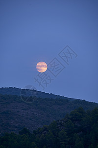 月亮在山之间升起高清图片