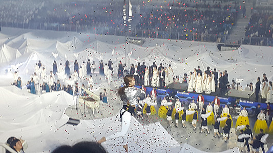 一名年轻女孩在冰场体育场的  平昌重现  节期间 在空气环中表演杂技元素艺术家姿势灵活性锻炼健身房空中飞人娱乐瑜伽艺术平衡图片