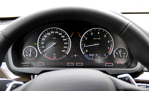 车速表一辆混合汽车的灯光仪表板拨号控制速度柜台竞赛酒吧力量测量展示发动机背景