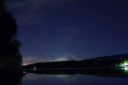 夜空在河边图片