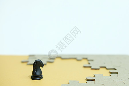 商业战略概念战略照片马骑士站在拼图拼图的正前站立白色金融成功合作人士合伙商务男人办公室思维图片