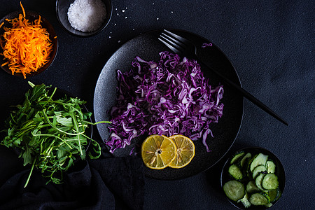 健康沙拉概念饮食火箭蔬菜排毒草本植物石头餐巾食物营养黄瓜图片