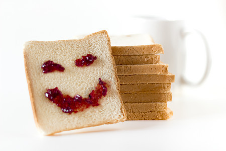 早餐时微笑假期面包覆盆子亮度幽默食物活力幸福杯子饮食图片