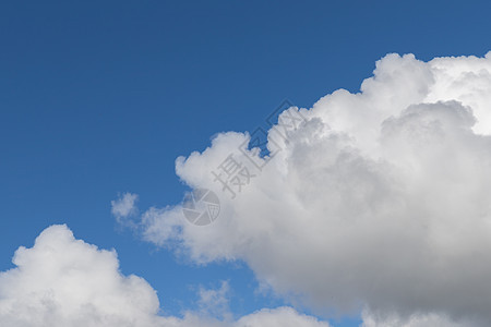 蓝色天空云云蓝气候灰色活力白色气象环境臭氧季节云景多云图片