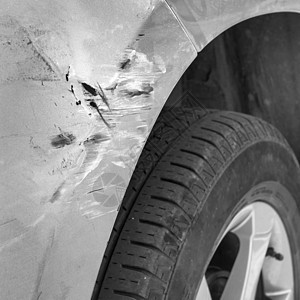 涂有刮痕油漆的通用汽车保险杠车辆危险金属驾驶交通保险凹痕车祸划痕图片