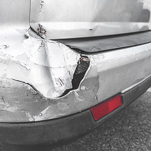 受损汽车破坏汽车保险驾驶凹痕危险司机交通安全保险杠灾难图片