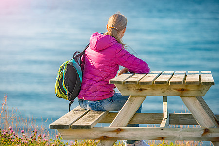 在挪威 欧洲海岸的 坐在桌椅上的女孩图片