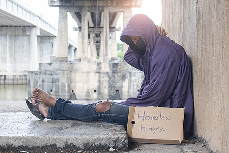 桥下流浪汉不快乐难民男人城市社会失业乞丐男性人行道街道杯子图片