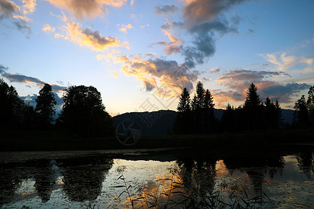 山上美丽的夕阳 湖中日落的反射力图片