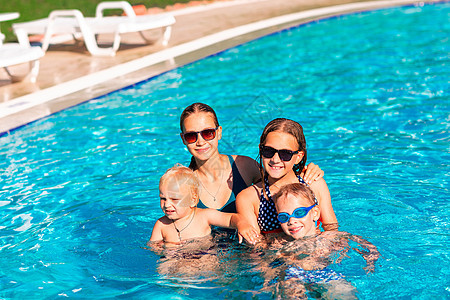 孩子们暑假时在游泳池玩得开心点游泳水池男生团体喜悦活动酒店孩子朋友们婴儿图片