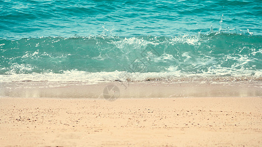 明亮的浅蓝色海水向海滩喷洒海滩海洋波浪力量碰撞海岸风暴游泳天气飞溅图片