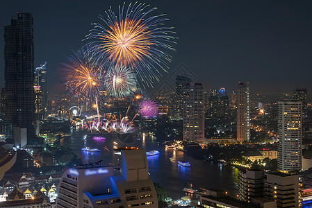 多彩烟花在曼谷市景河上空爆炸 s/图片