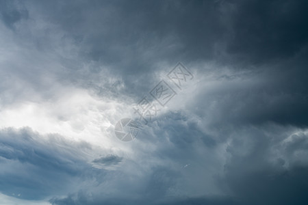 黑暗的戏剧性天空和云彩 死亡和悲伤的背景环境自由气候空气风暴天堂雷雨天气气象图片