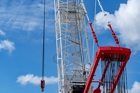 蓝天和白云对着爬行起重机绳索环境财产金属天空电缆商业工程安全机器图片