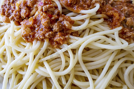 白盘上加番茄酱的意大利面面条美食蔬菜饮食盘子食谱桌子食物午餐营养图片