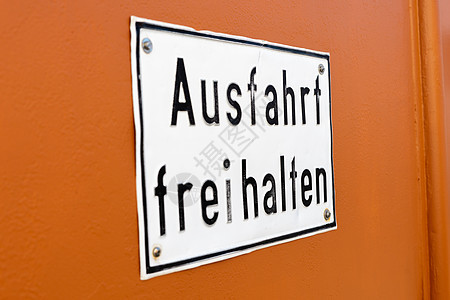 以德文脚本签名 保持退出自由码头字母黑板网关停车位入口警告大门车库货运背景图片
