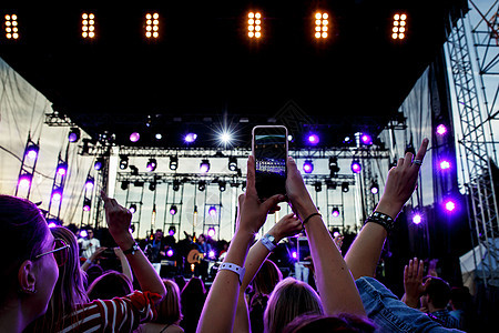 透过手机向网络播放音乐会药片俱乐部相机时间音乐家视频细胞屏幕人群网站图片