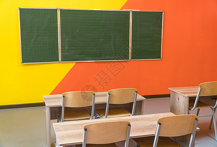 学校教室内部的教室内绿色桌子训练知识房间木板学习黄色教育椅子图片