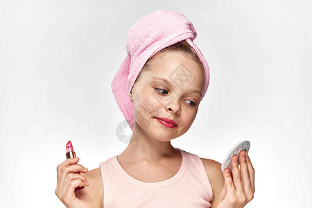 棉棉垫头上毛巾的女童皮肤保健卫生习惯雀斑奶油身体造型师化妆品浴室微笑梳子口红母亲图片