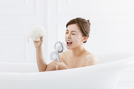 年轻女子洗澡 在浴缸里唱歌洗涤嗓音泡沫温泉气泡淋浴卫生乐趣女士女性图片