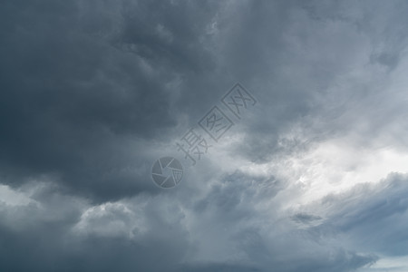 黑暗的戏剧性天空和云彩 死亡和悲伤的背景天气风暴自由天堂环境雷雨气象气候空气图片