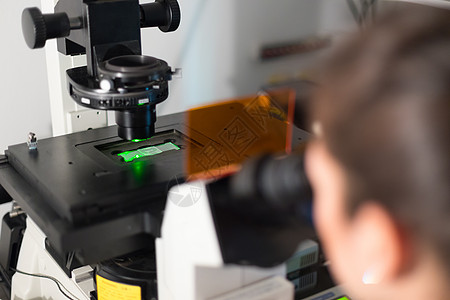 生命科学研究员在基因科学实验室进行显微镜观察化学知识保健大学卫生激光测试技术药剂师细胞图片