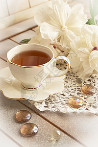 白优雅的杯子茶 温柔的彩色相片 早安 有美好的一天的概念图片