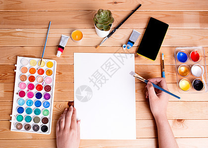 绘画和绘画的模拟 手握笔刷画家产品草图白皮书床单艺术桌子工具铅笔边界图片