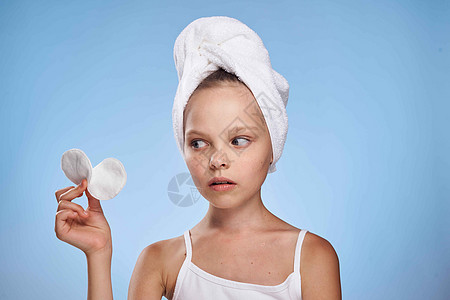 棉棉垫头上毛巾的女童皮肤保健卫生习惯身体孩子微笑母亲婴儿浴室生活棉花梳子造型师图片