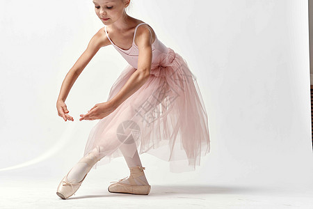 穿着粉红色舞蹈服装芭蕾舞足尖鞋芭蕾舞短裙浅色背景模特的女孩芭蕾舞女演员艺术家紧身衣舞蹈家身体舞蹈芭蕾舞女士女孩足尖裙子图片