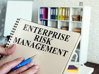 企业风险管理 ERM 文件在经理手中图片