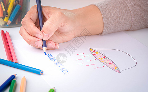 贴上彩色铅笔的手画 描述泰文图片