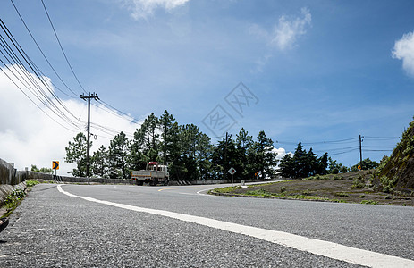 与卡车开往山上的阿斯法特公路图片