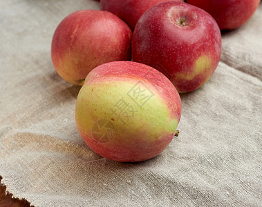 红色红成熟苹果就放在灰色的纸巾上图片