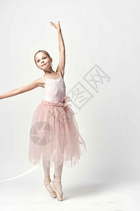 穿着粉红色舞蹈服装芭蕾舞足尖鞋芭蕾舞短裙浅色背景模特的女孩芭蕾舞女演员艺术家女孩裙子舞蹈舞蹈家足尖紧身衣女性工作室女士图片
