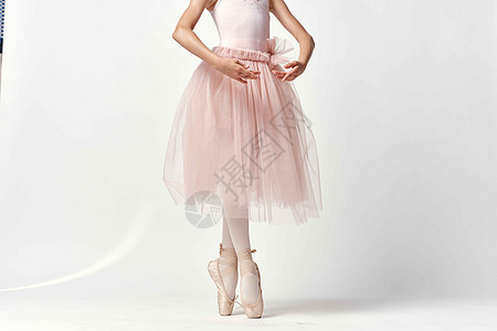 穿着粉红色舞蹈服装芭蕾舞足尖鞋芭蕾舞短裙浅色背景模特的女孩芭蕾舞女演员女性芭蕾舞裙子平衡艺术家紧身衣工作室舞蹈女士舞蹈家图片