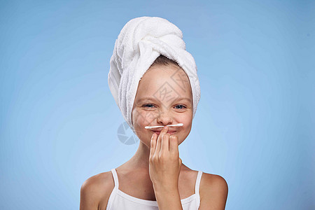 棉棉垫头上毛巾的女童皮肤保健卫生习惯孩子生活棉花口红化妆品刷子身体造型师梳子微笑图片