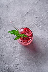 新鲜冰冷果汁饮料 夹薄荷 夏季草莓柠檬水吸管水果叶子稻草食物石头饮食茶点玻璃液体图片