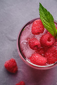 新鲜冰冷果汁饮料 夹薄荷 夏季草莓柠檬水液体叶子饮食玻璃宏观食物蜜饯石头覆盆子水果图片
