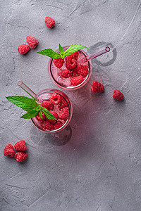 新鲜冰冷果汁饮料 夹薄荷 夏季草莓柠檬水吸管茶点玻璃叶子稻草蜜饯覆盆子液体饮食食物图片