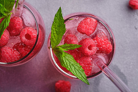 新鲜冰冷果汁饮料 夹薄荷 夏季草莓柠檬水叶子石头液体水果蜜饯吸管饮食宏观覆盆子玻璃图片
