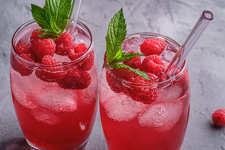 新鲜冰冷果汁饮料 夹薄荷 夏季草莓柠檬水稻草宏观液体叶子玻璃水果蜜饯浆果饮食食物图片